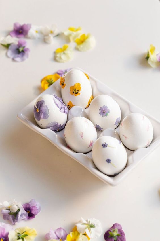 Des fleurs séchées pour décorer les œufs de Pâques