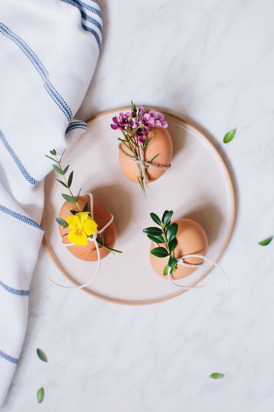 Fleurs et ficelle pour décorer les œufs de Pâques