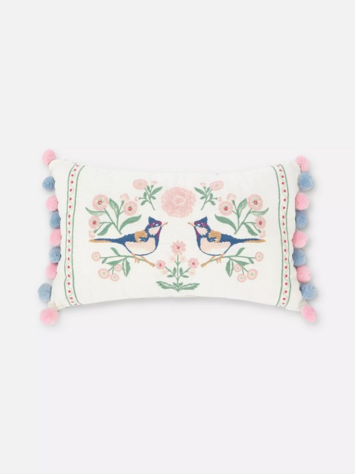 Inspiration folk pour le coussin rectangulaire brodé à motif Oiseaux de Primark