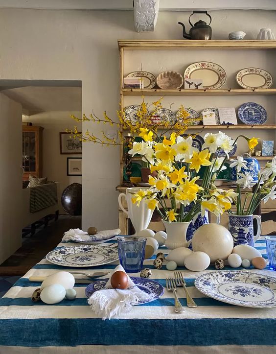 Des œufs et des jonquilles - une déco de table de Pâques traditionnelle