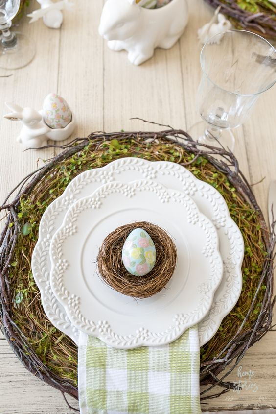 Une table de Pâques en blanc