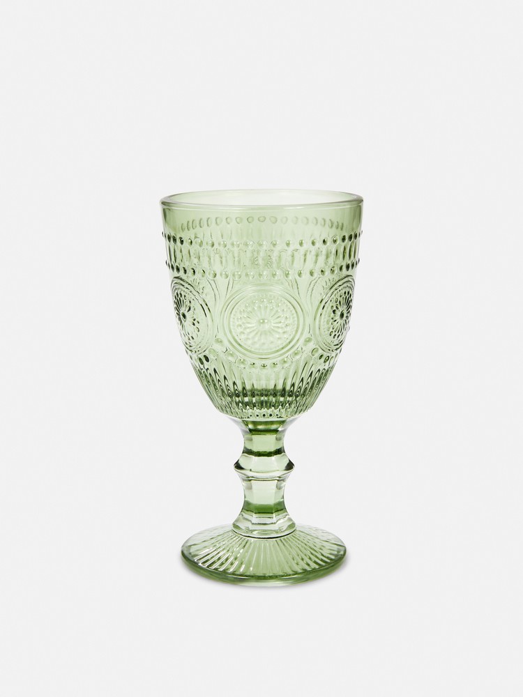 Le verre à vin en verre coloré, essentiel de la collection Printemps 2024 de Primark