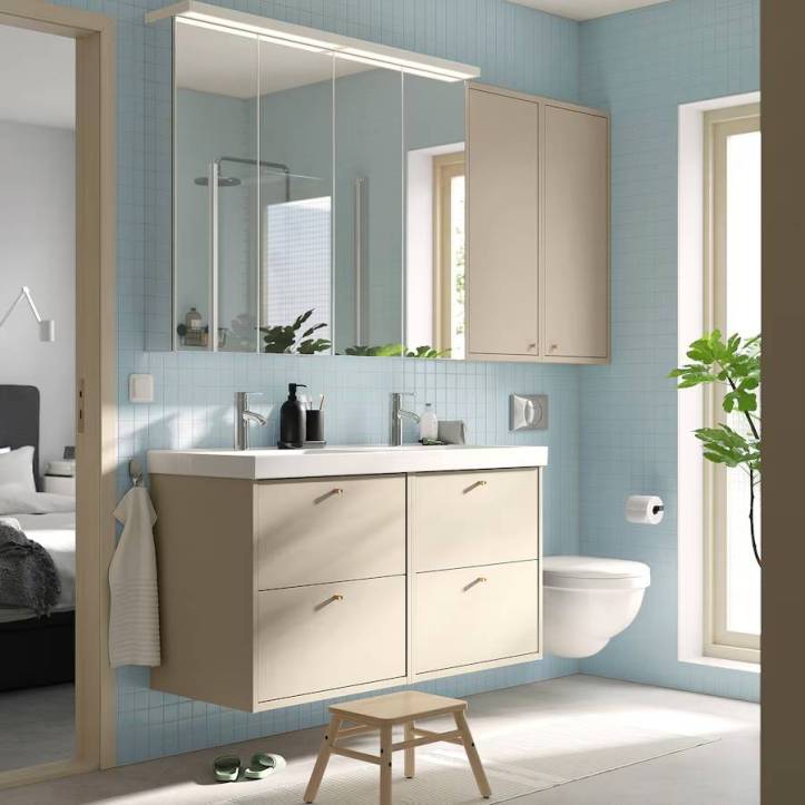 Un mobilier beige dans la salle de bain